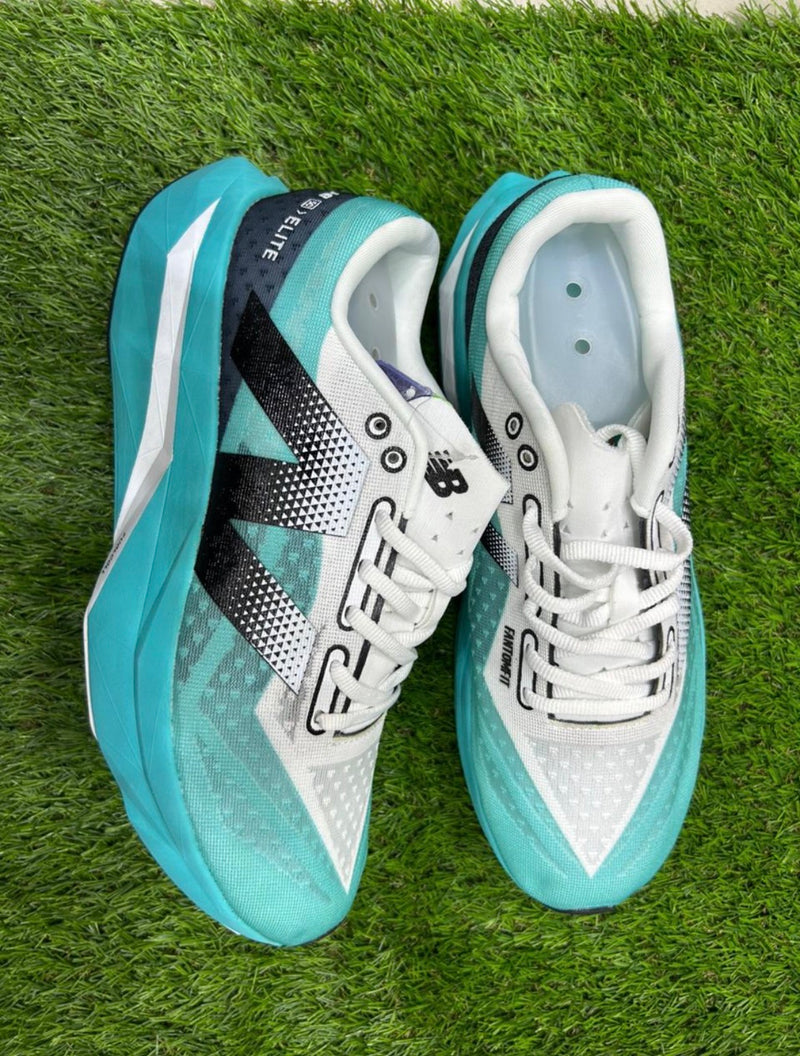 Tênis New Balance Fuelcell Rebel V4